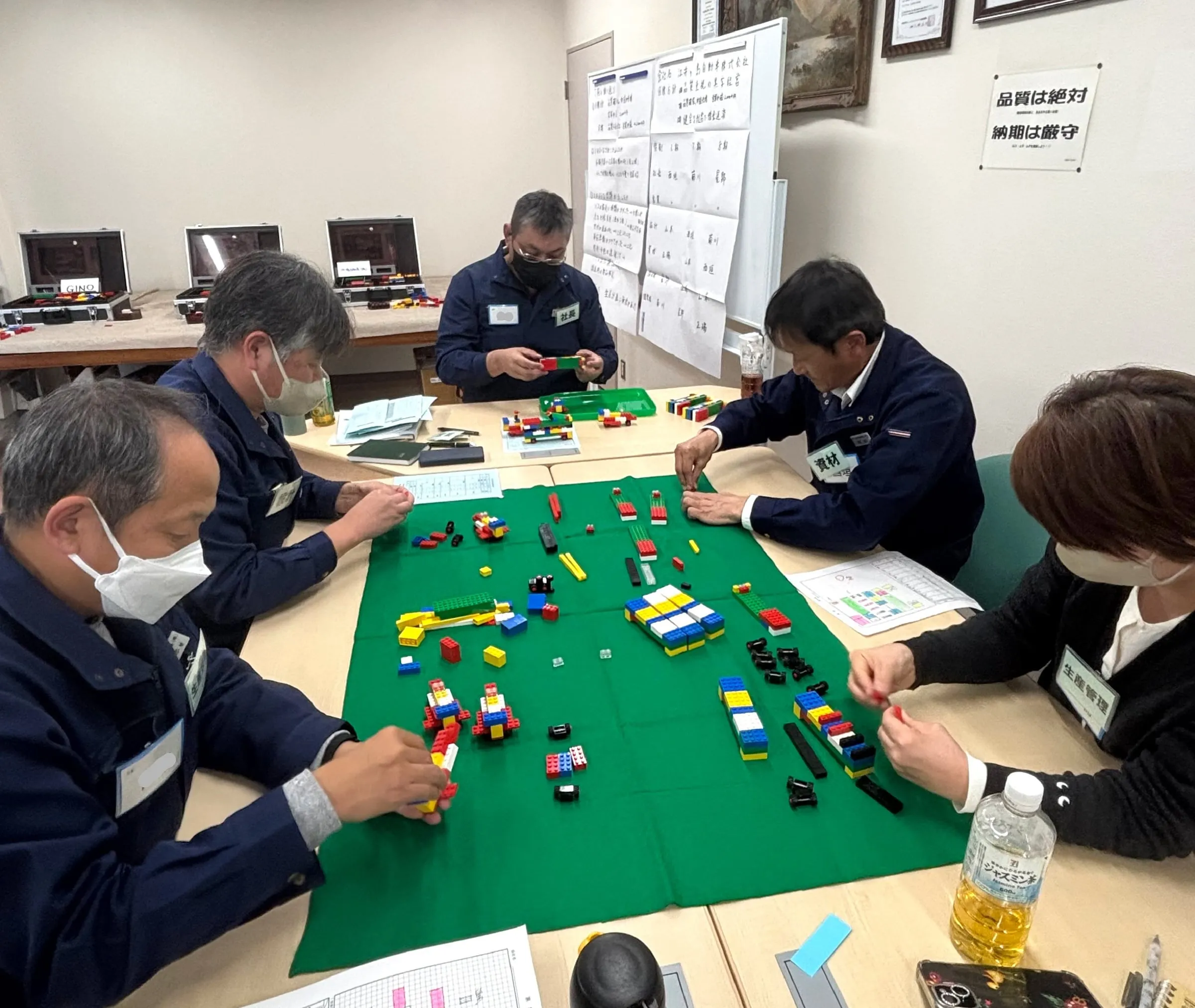 社内研修でグループワークに取り組む社員