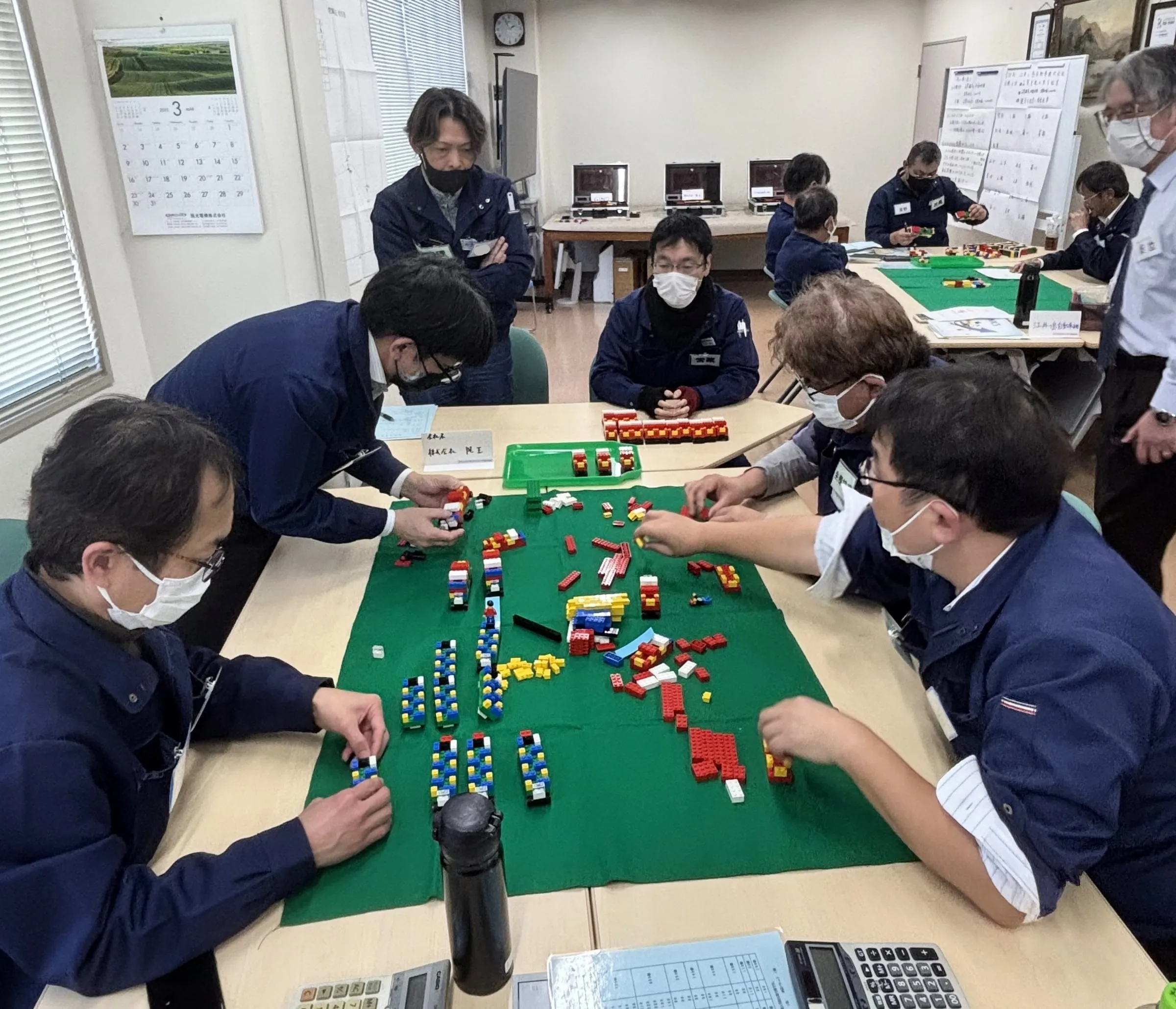 社内研修でブロックを使ったグループワークに取り組む社員