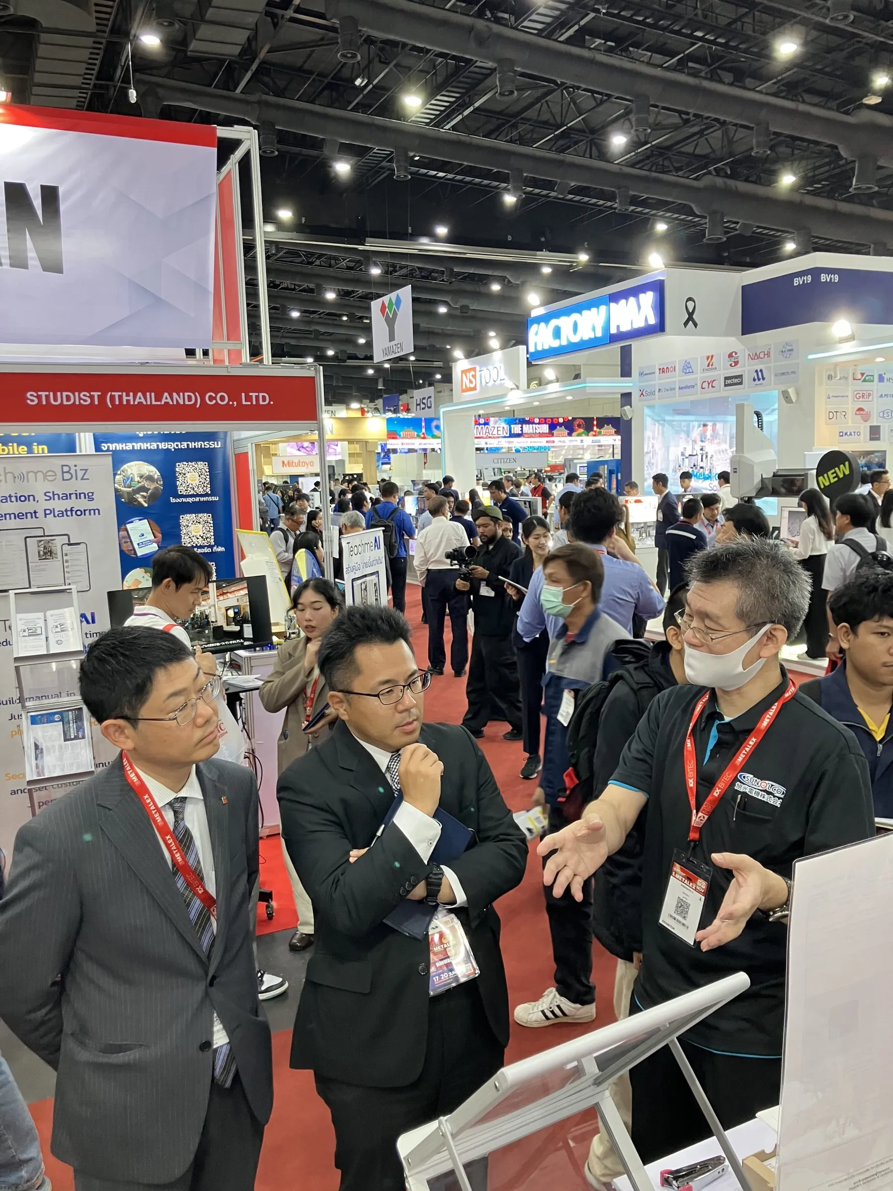 METALEX2025 の旭光電機ブースで来場者に説明する様子