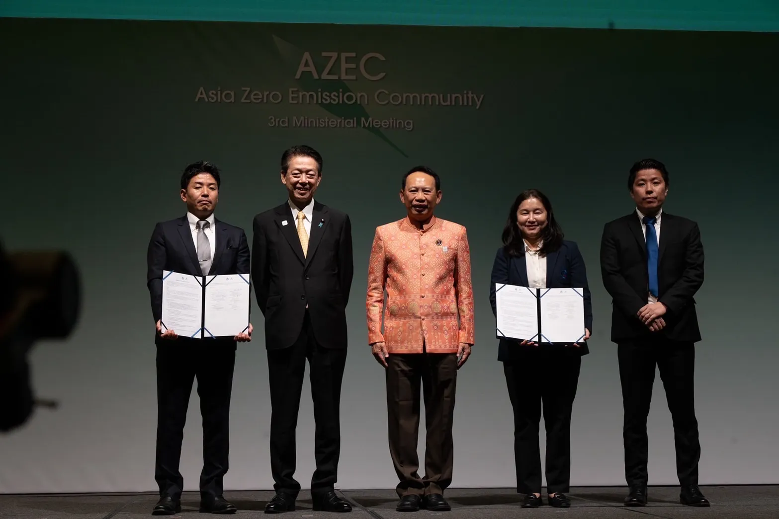 AZEC(アジア・ゼロエミッション共同体)の MOU 採択の記念撮影