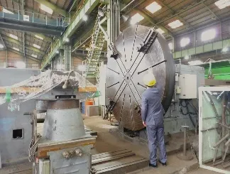 工場内の大型設備